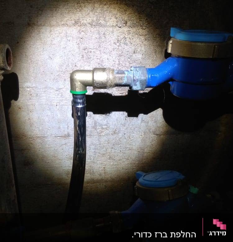 צינור מים עם מחבר זוויתי ומונה מים כחול